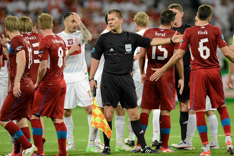 Szkot Craing Thomson, który narobił zamieszania w meczu BVB z Malagą, podczas Euro 2012 sędziował mecz Polaków z Czechami