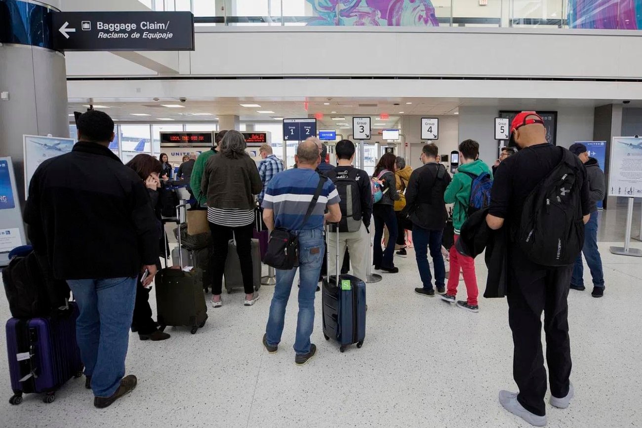 Znajomość całkowitej wagi samolotu pomaga określić zapotrzebowanie na paliwo i rozkład masy na pokładzie.