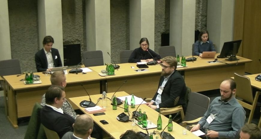 Puste miejsce przy prezydialnym stole mówi wszystko...