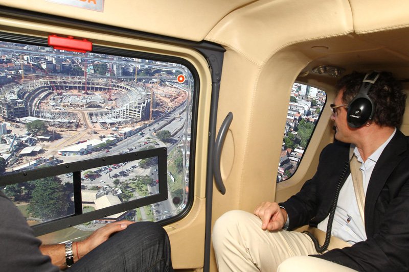 Sekretarz generalny FIFA przygląda się budowie stadionu w Salvador da Bahia