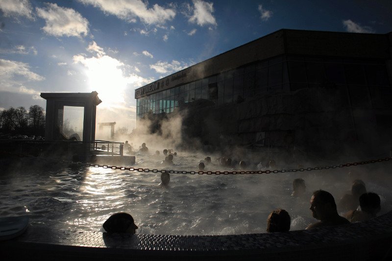 Minister Jan Szyszko zapowiedział, że rząd stawia na geotermię. W Uniejowie korzystają z niej od lat. Ostrzegają, aby minister ostrożnie dziurawił Polskę w poszukiwaniu gorących źródeł.