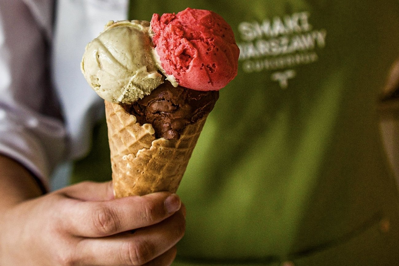 Smaki Warszawy: tę nazwę zna doskonale każdy stołeczny miłośnik deserów. Na czym polega wyjątkowość owych cukierni? Postanowiliśmy dowiedzieć się tego, odbywając słodką degustację w towarzystwie Bogusława Buczka, twórcy tych lokali.