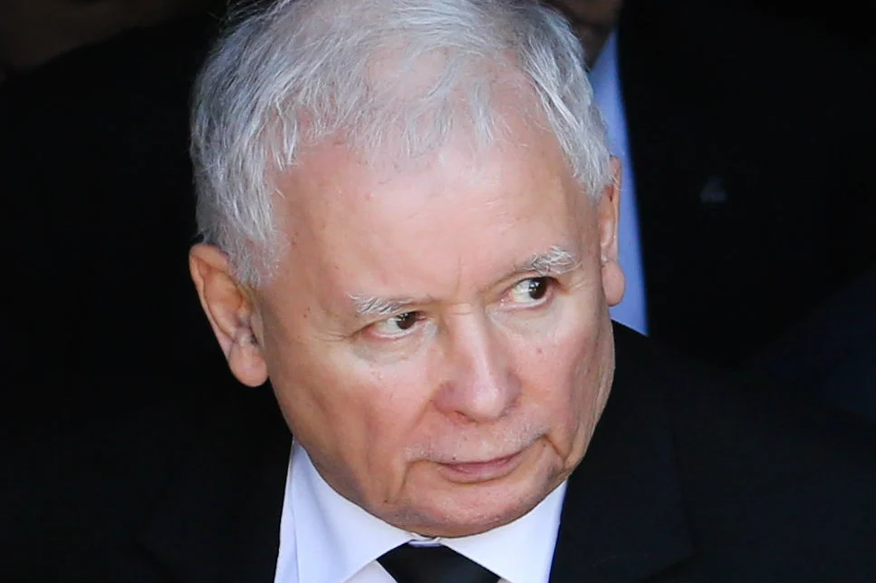 Jarosław Kaczyński przed Świętami Bożego Narodzenia wyszedł z prezentem z domu Anny Bieleckiej.