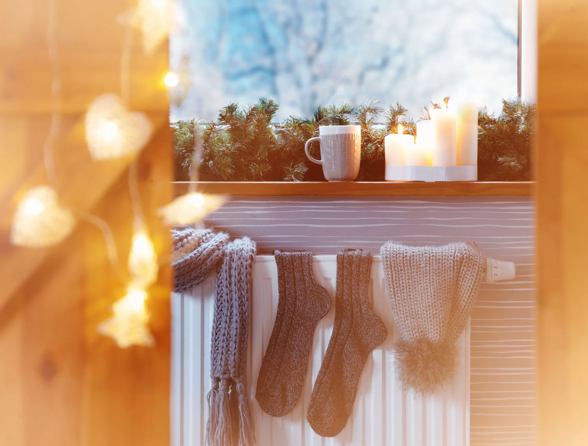 Hygge to duński klucz do szczęścia spod znaku ciepłych skarpet i gorącej czekolady. Lepiej sprawdza się zimą!