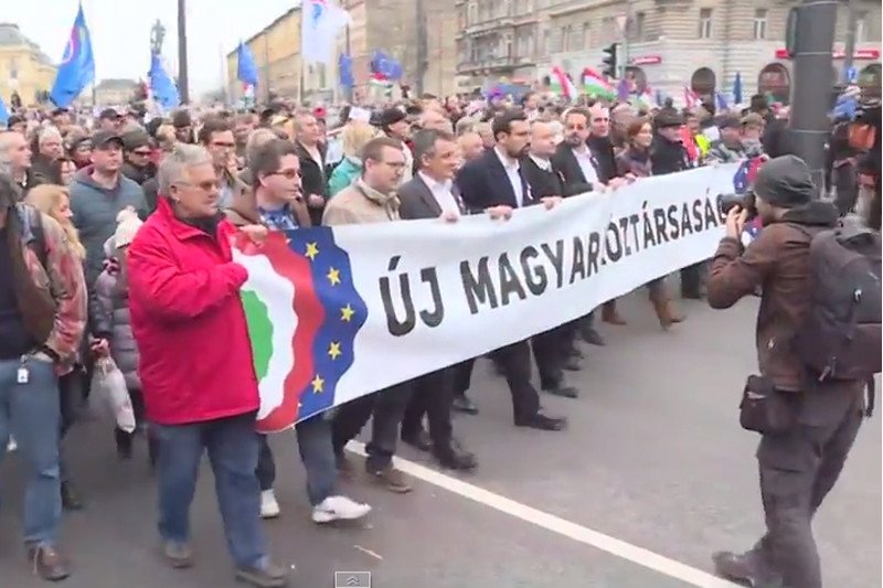 Zdaniem tysięcy Węgrów polityka Orbána narusza ich podstawowe demokratyczne wolności i prawa.