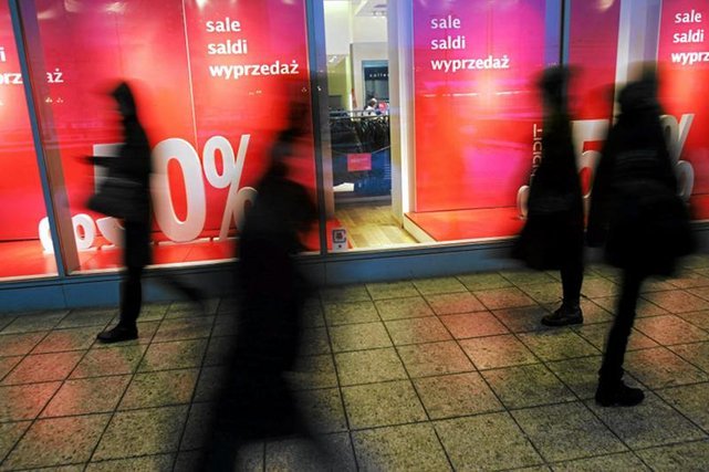 Półnaga wyprzedaż w Rzymie. Do czego zdolni są ludzie, by kupić coś taniej?