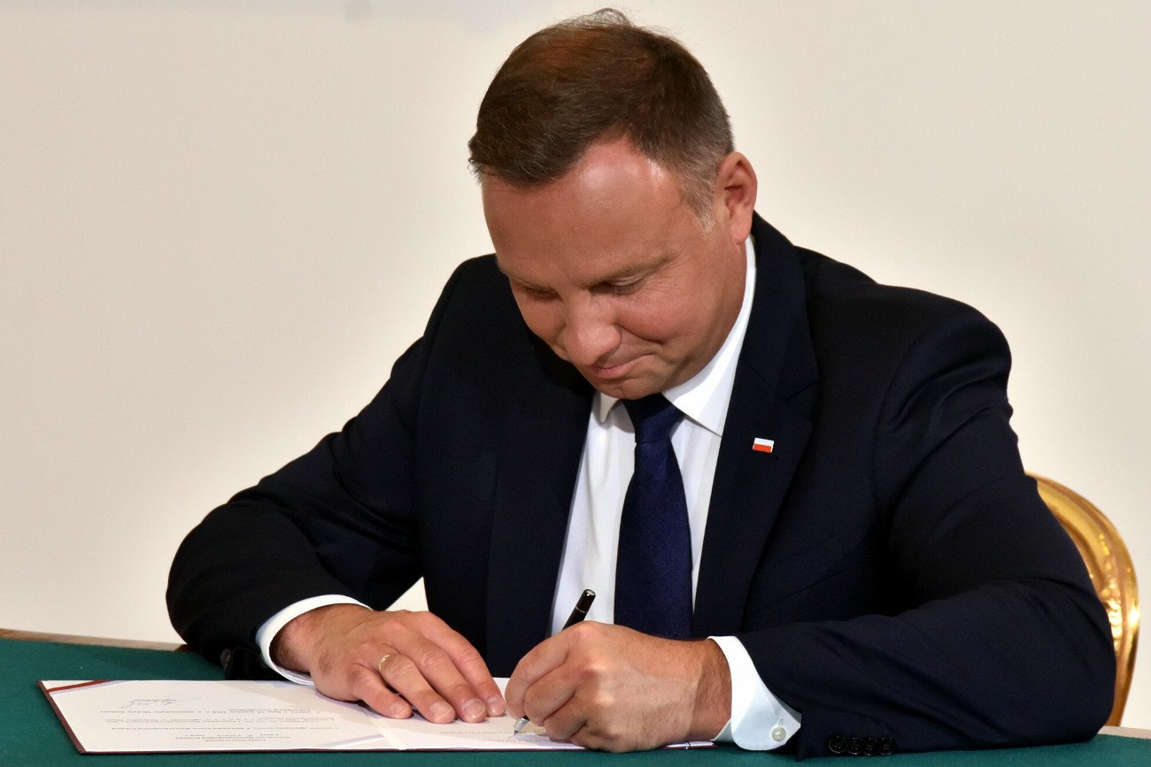 W październiku prezydent Andrzej Duda podpisał nowelizację ustawy o wynagrodzeniu osób zajmujących kierownicze stanowiska państwowe. (zdjęcie ilustracyjne)