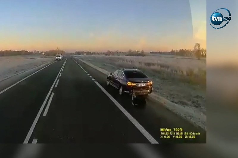 Kadr z nagrania pokazującego moment po kolizji limuzyny SOP z ciężarówką.
