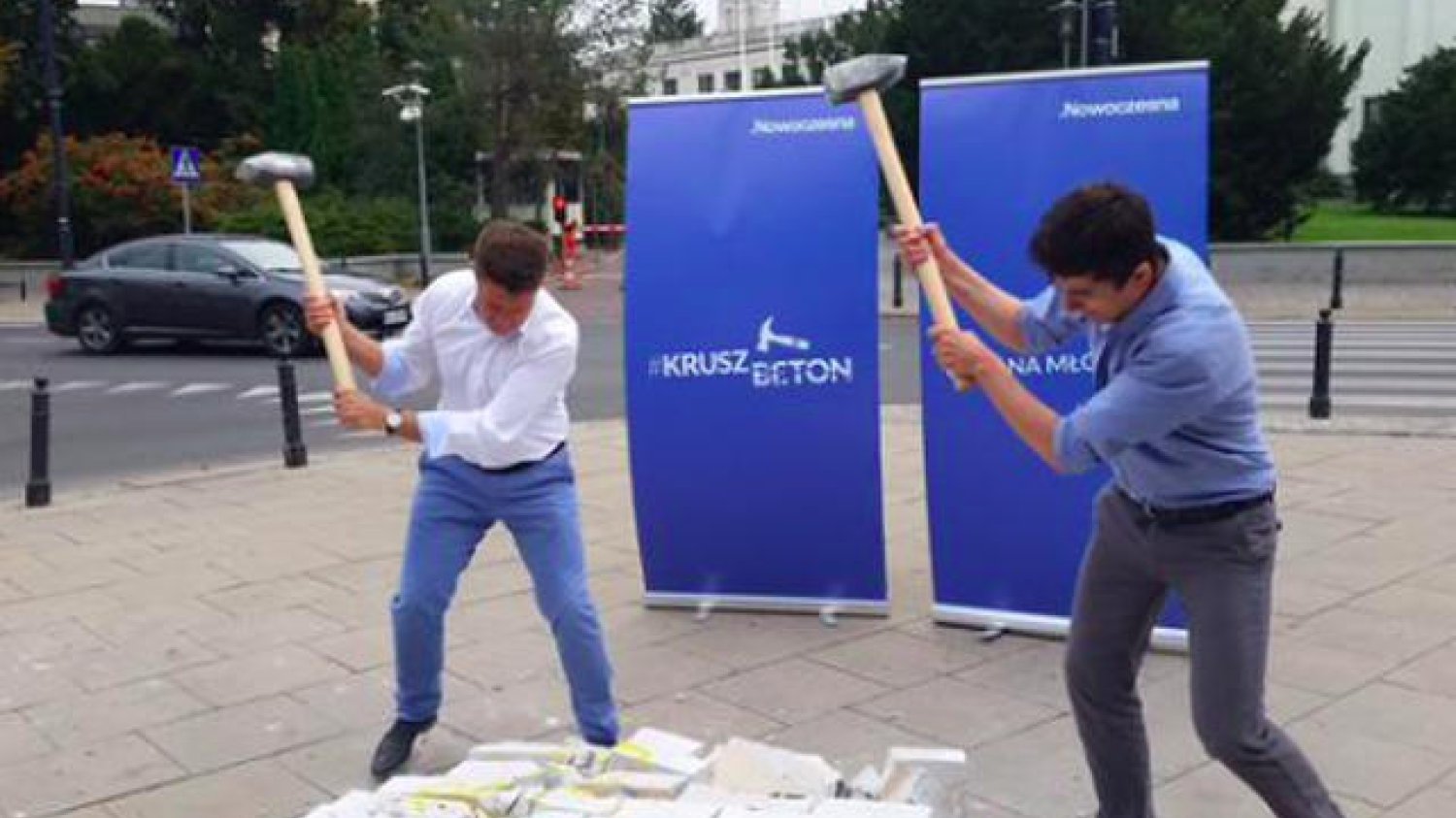 Lider partii Nowoczesna kruszy beton na Wiejskiej.