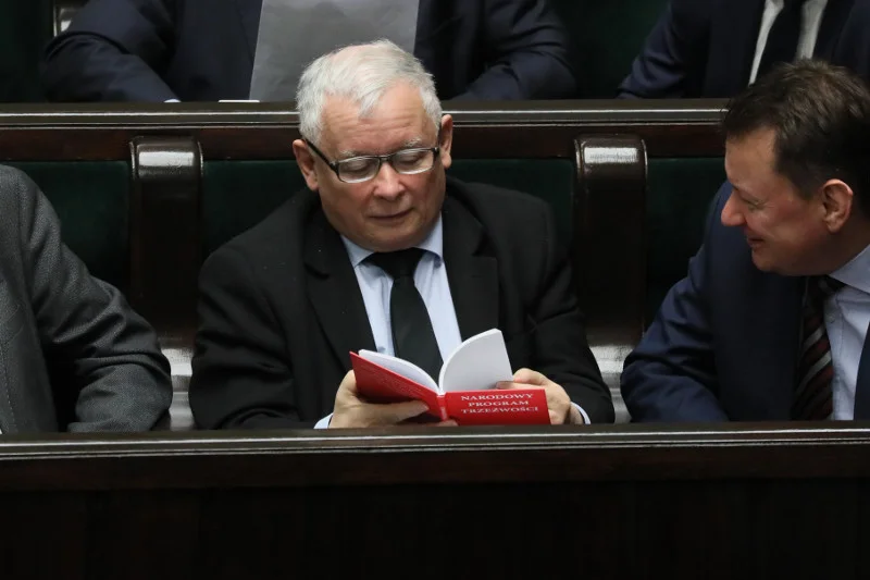 Insertująca lektura Jarosława Kaczyńskiego.