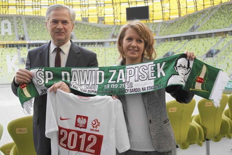 Sylwia Zapisek, mama Dawida podczas przekazania koszulki z podpisami reprezentacji Polski i autoGraffem Michaela Platiniego. Na zdjęciu wspólnie z ministrem Sławomirem Rybickim.
