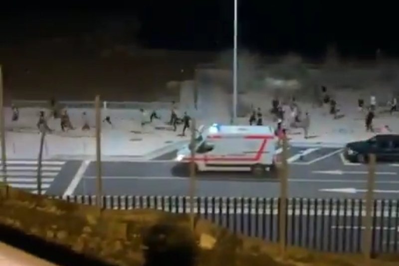 Policja i wojsko pilnują granicy UE w Ceucie.