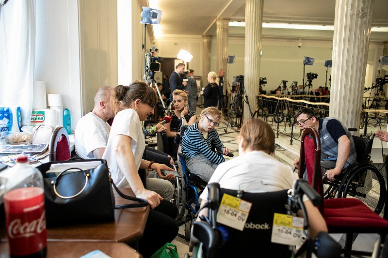 Protestujących w Sejmie rodziców osób niepełnosprawnych we wtorek odwiedził Rzecznik Praw Obywatelskich.