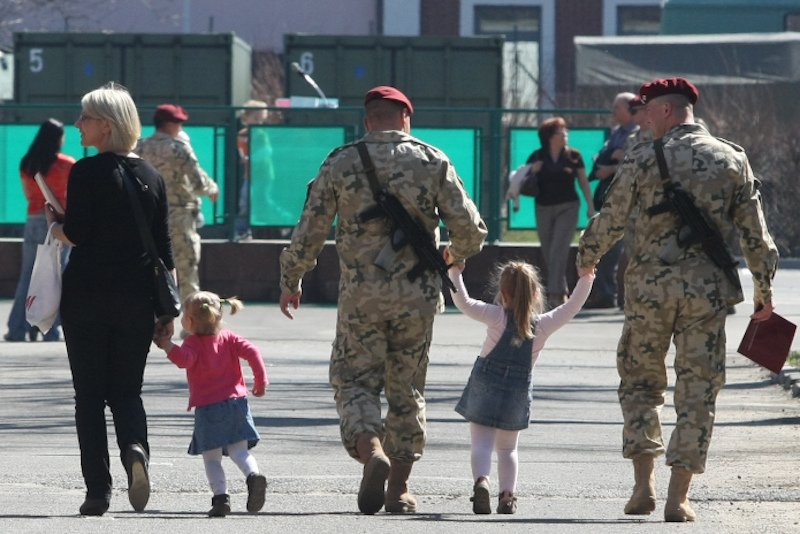 Wizja powrotu polskich żołnierzy z misji w Iraku jeszcze przed świętami oddala się z każdym dniem.