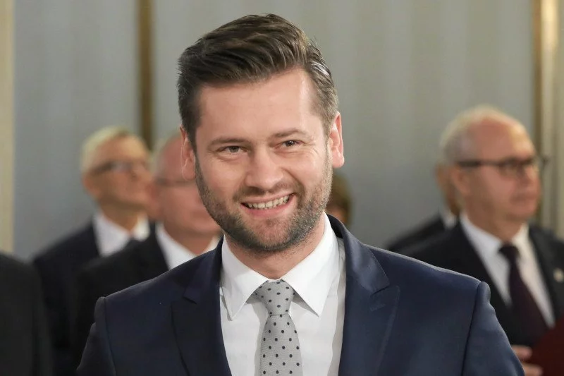Poseł Porozumienia Kamil Bortniczuk stwierdził, że aborcja z "niskich pobudek" powinna być traktowana w świetle prawa jak morderstwo. Potem tłumaczył się ze swoich słów.