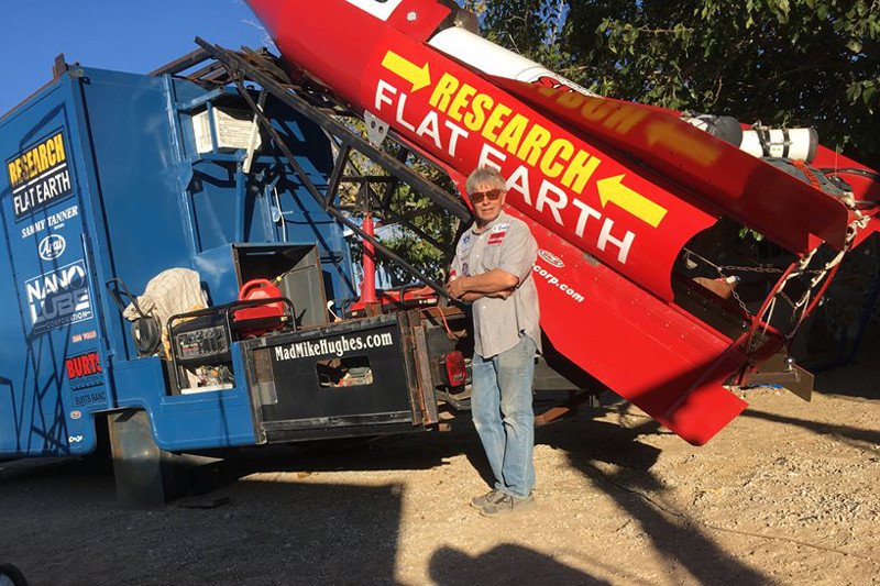 "Płaskoziemca" Mike Hughes pozuje na tle swojej rakiety
