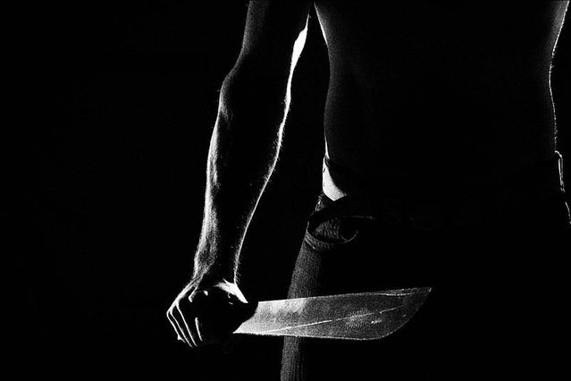 W Krakowie złapano dwójkę mężczyzn, którzy podczas ucieczki samochodem wyrzucali z pojazdu noże i maczety