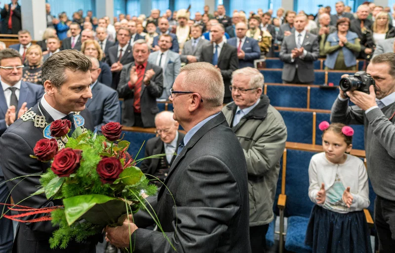 Pierwsza sesja nowej Rady Miasta Bytomia. Na niej wybrano przewodniczącego rady, Mariusza Janasa z PiS i dokonano zaprzysiężenia nowego prezydenta (po lewej) Mariusza Wołosza z PO.