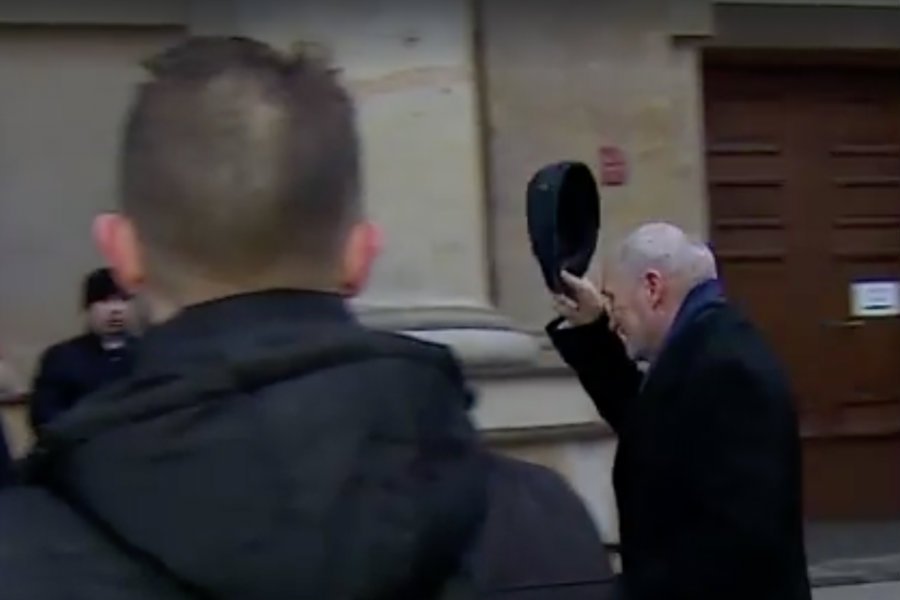 Antoni Macierewicz zmierza na uroczystości 93. miesięcznicy smoleńskiej.