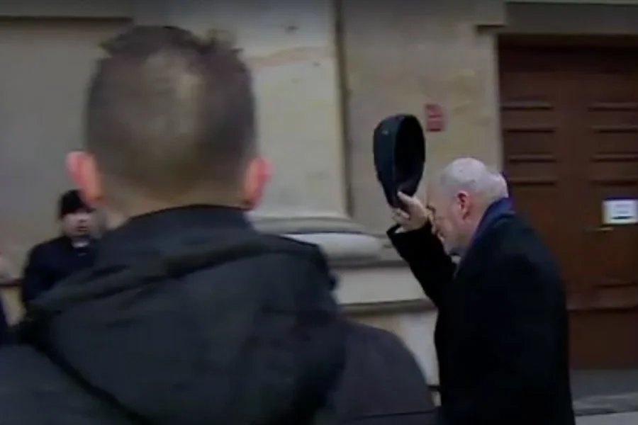 Antoni Macierewicz zmierza na uroczystości 93. miesięcznicy smoleńskiej.