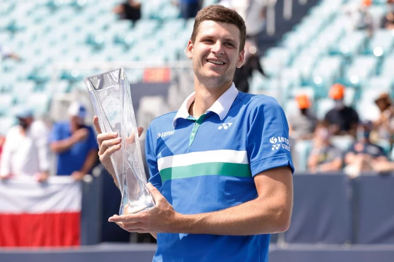 Hubert Hurkacz z trofeum za triumf w Miami