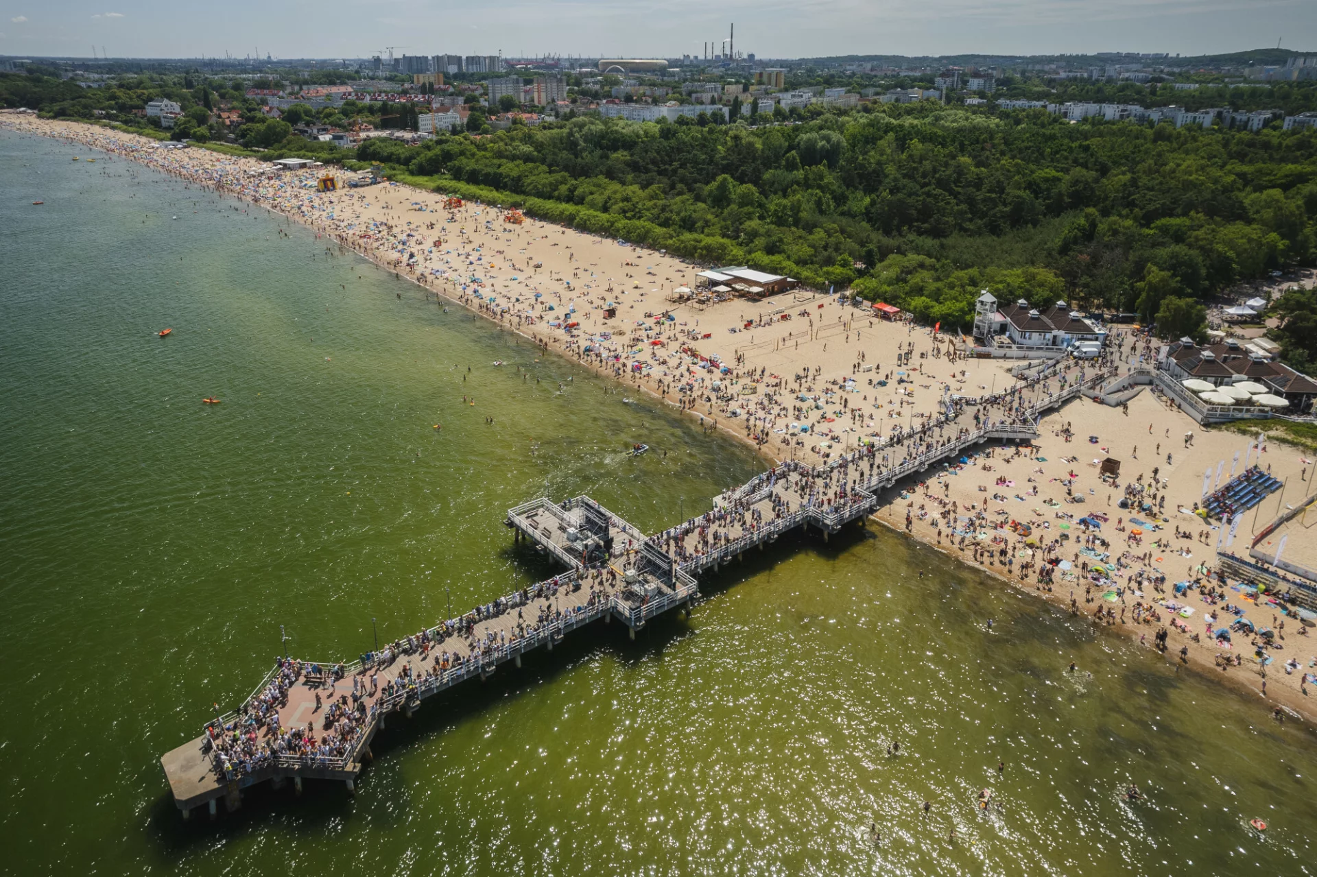 Gdzie są sinice? Do wody nie można wejść m.in. na kąpielisku w Gdańsku Brzeźnie. Sinice w Bałtyku.
