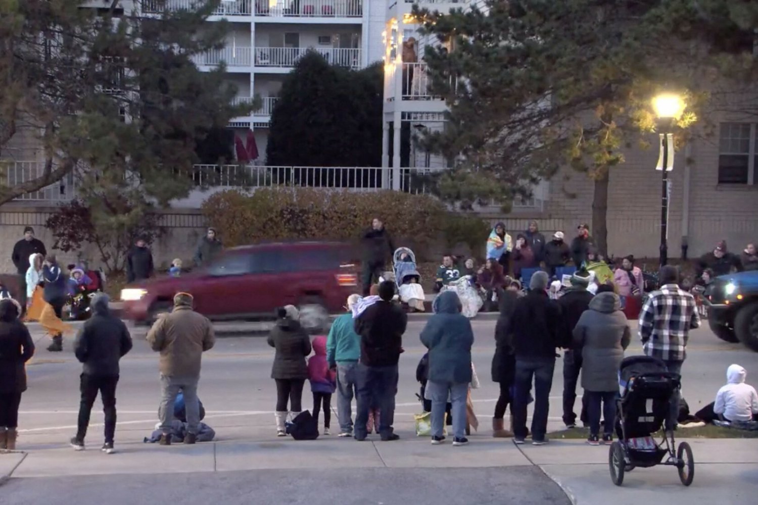 Czerwony SUV wjechał w tłum uczestników parady bożonarodzeniowej w Waukeshy w stanie Wisconsin.