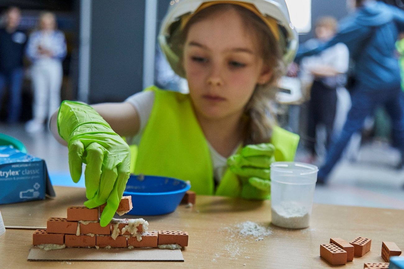 "Młode MajstERki" to unikalne warsztaty budowlane dla dziewczynek w Warszawie, których organizatorem są Grupa ERBUD i Centrum Nauki Kopernik. Zajęcia startują 3 czerwca 2023 i odbędą się w 3 kolejne soboty tego miesiąca.