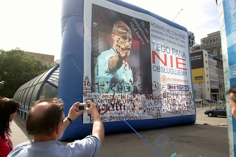 Trudno byłoby chyba w Polsce znaleźć kibica, który docenia pracę Howarda Webba...