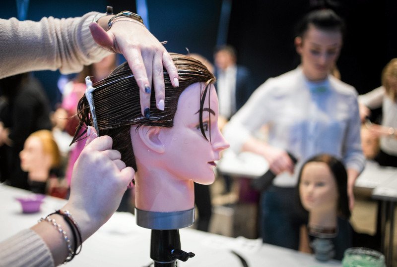 Fryzjer, kosmetyczka, mechanik - to dziś bardzo popularne zawody