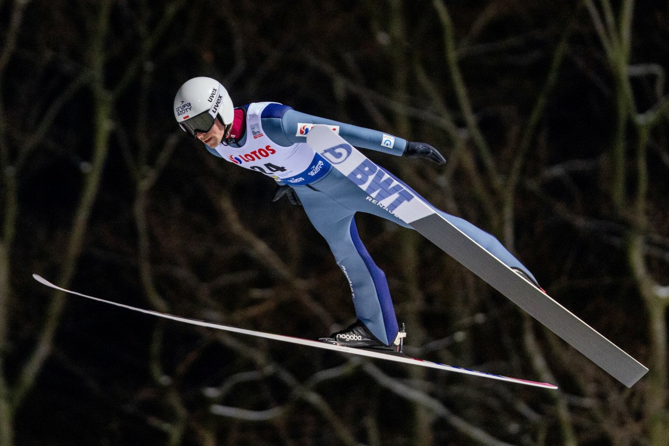 Piotr Żyła skoczył solidnie na odległość 130,5 metra w niedzielnych kwalifikacjach do konkursu w Klingenthal.