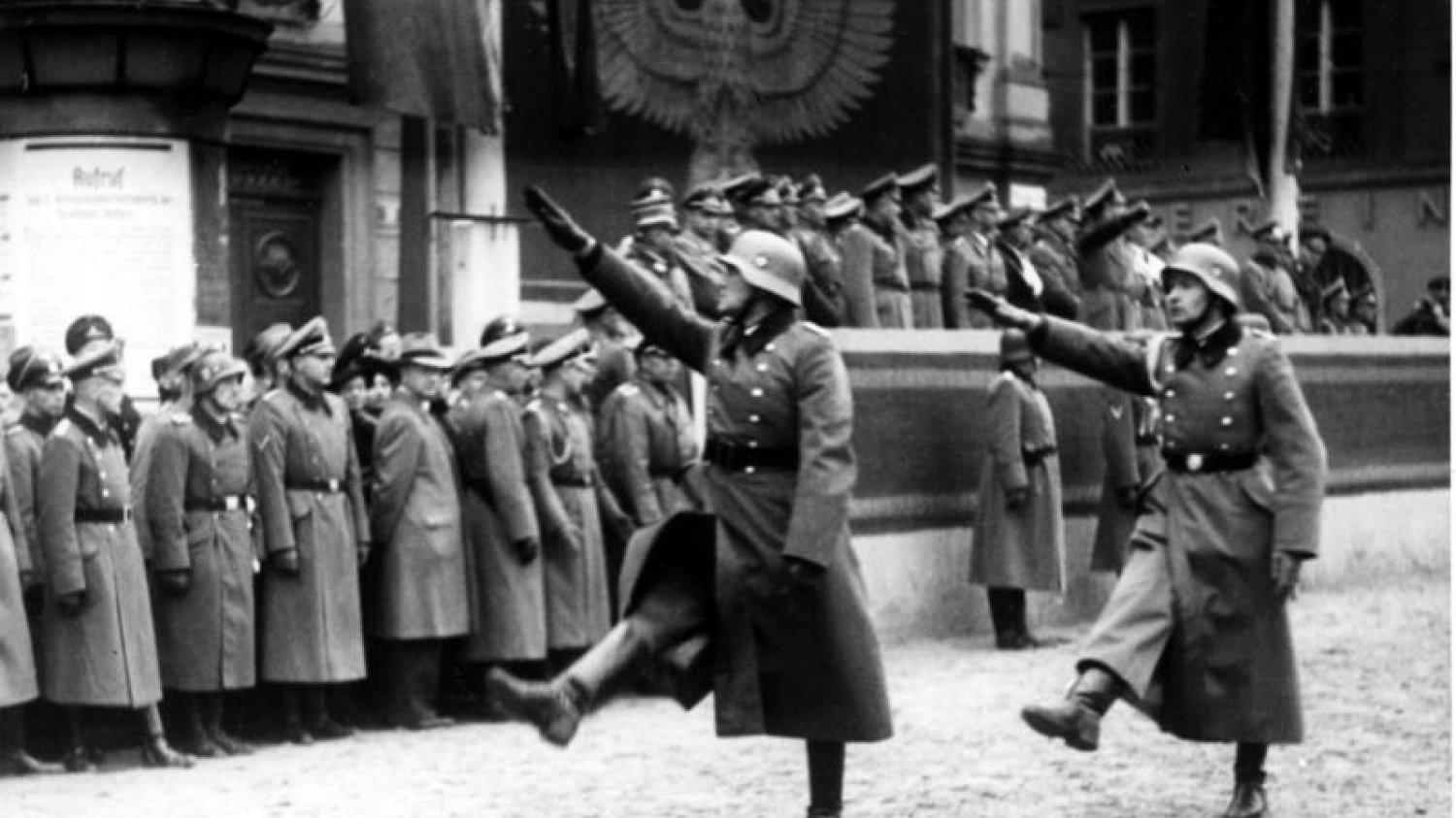 Choć handel nimi jest nielegalny, pamiątki po nazistach osiągają całkiem wysokie ceny. (na zdjęciu parada w Krakowie)