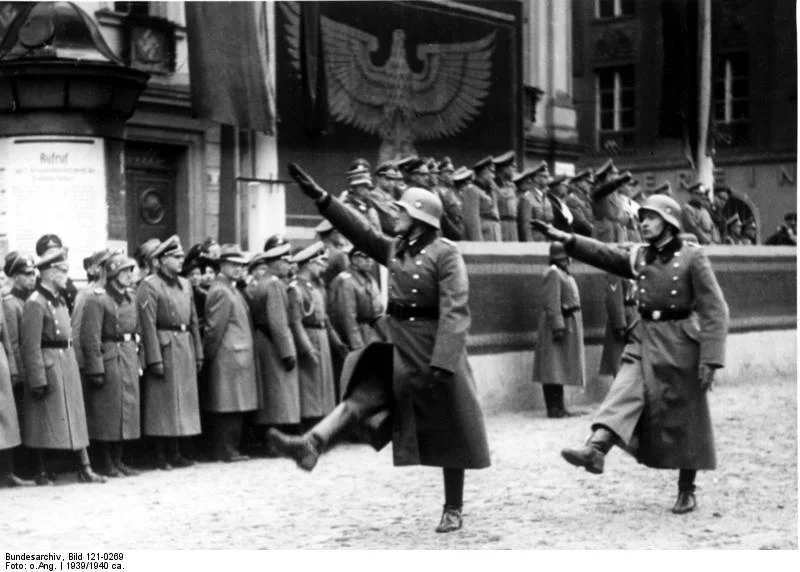 Choć handel nimi jest nielegalny, pamiątki po nazistach osiągają całkiem wysokie ceny. (na zdjęciu parada w Krakowie)