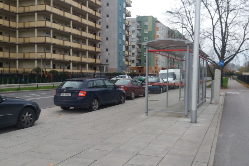 Przystanek jest, zatoczka jest, ale... zamiast autobusów  od miesięcy stają tu jedynie auta osobowe.