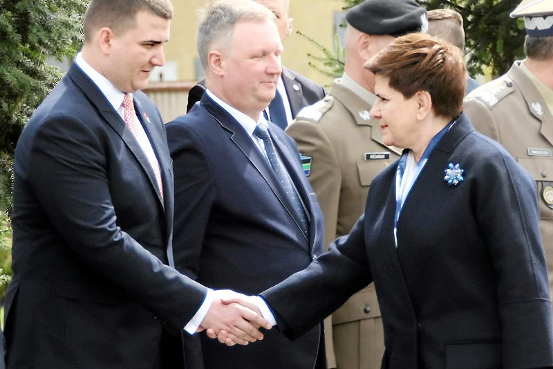 Premier Beata Szydło "uważa, że Bartłomiej Misiewicz nie ma kompetencji, aby zajmować stanowiska i funkcje, na które dotychczas był powoływany". Dlaczego przez prawie dwa lata wspierała jego zaskakującą karierę?
