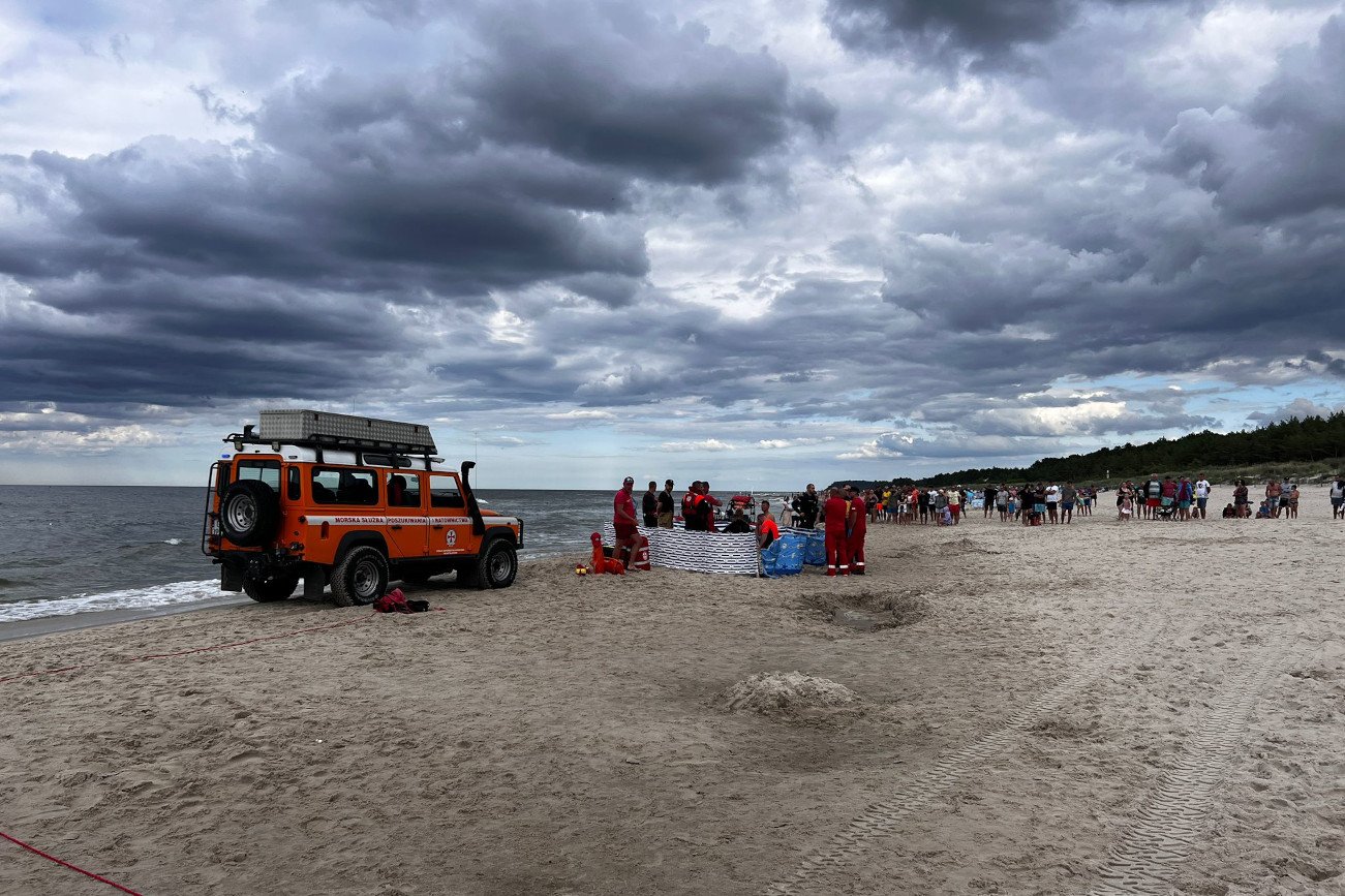 Dramat w Jastarni. Utonął 54-latek, wszedł do morza w trakcie sztormu