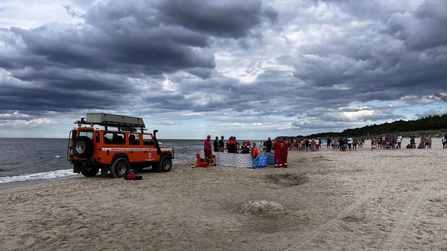 Dramat w Jastarni. Utonął 54-latek, wszedł do morza w trakcie sztormu