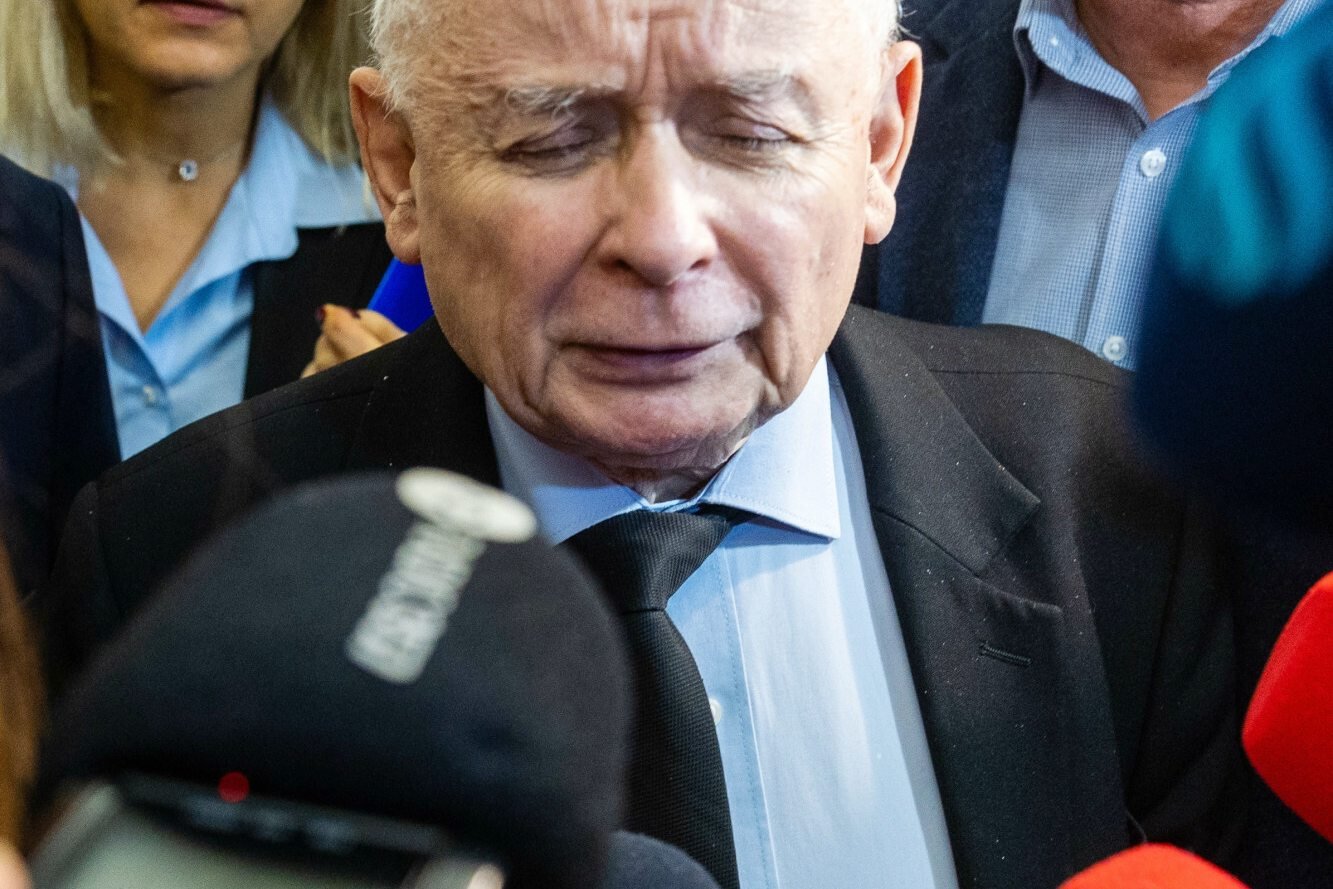 Prezes PiS Jarosław Kaczyński i dziennikarze w Sejmie.