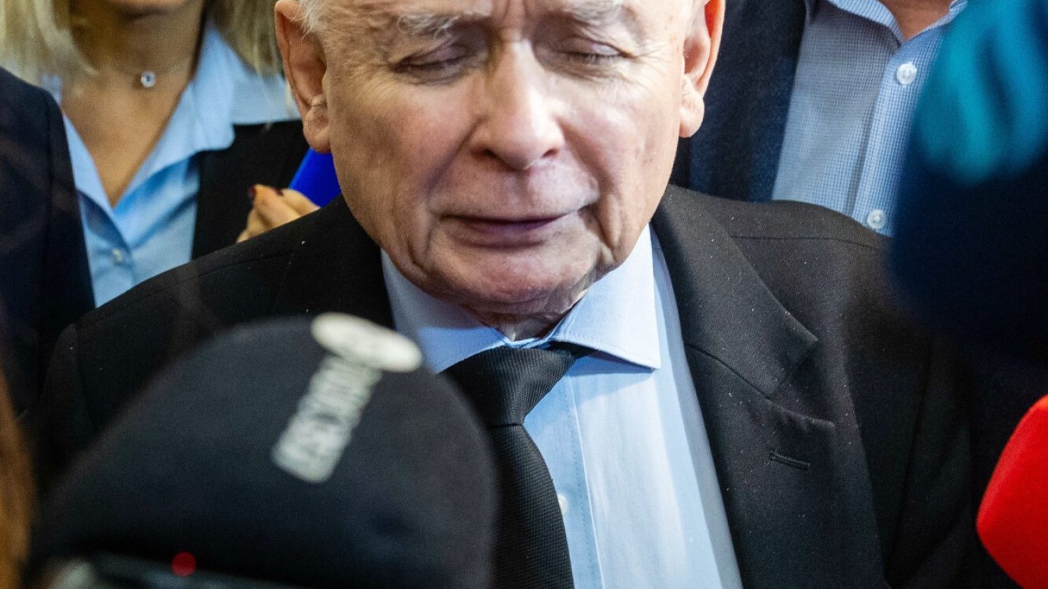 Prezes PiS Jarosław Kaczyński i dziennikarze w Sejmie.