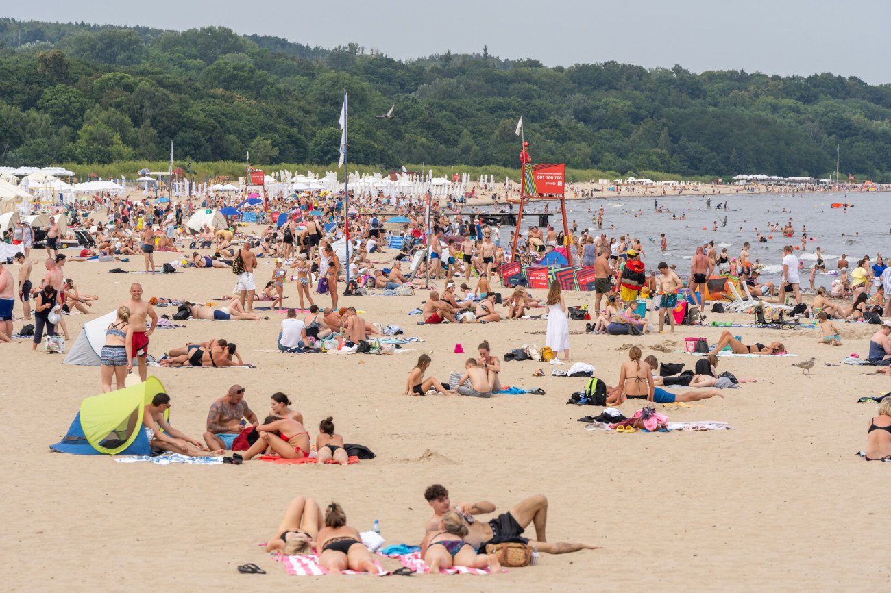 Nad morzem słychać narzekanie, że turystów jest mniej niż w ubiegłym roku.