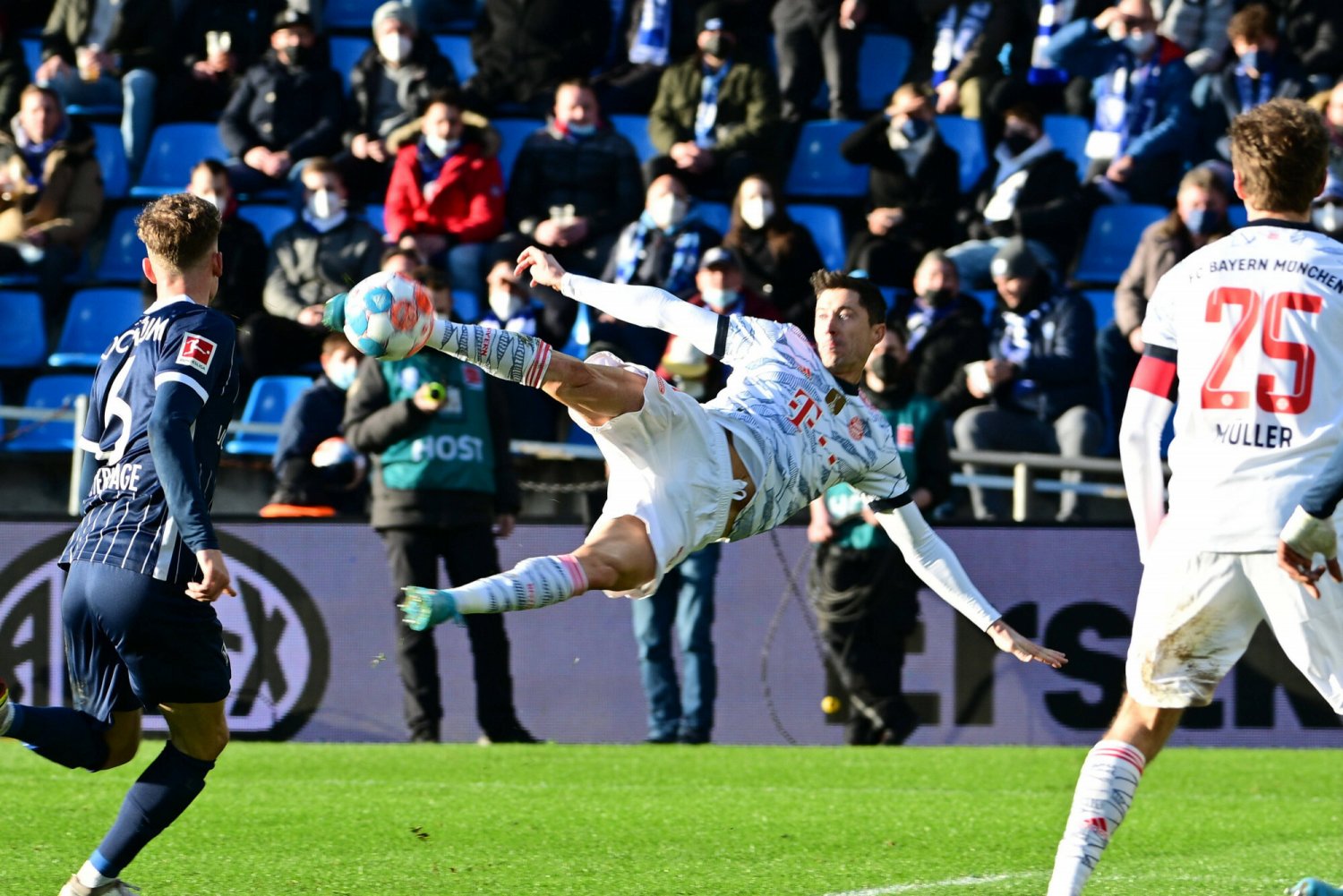 Tylko Robert Lewandowski zagrał na swoim poziomie w meczu Bayernu Monachium z VfL Bochum. Tylko Robert Lewandowski zagrał na swoim poziomie w meczu Bayernu Monachium z VfL Bochum.