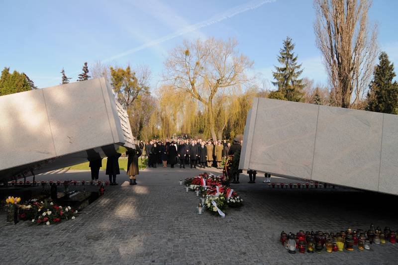 Oficjalne obchody II rocznicy katastrofy smoleńskiej na Cmentarzu na Powązkach