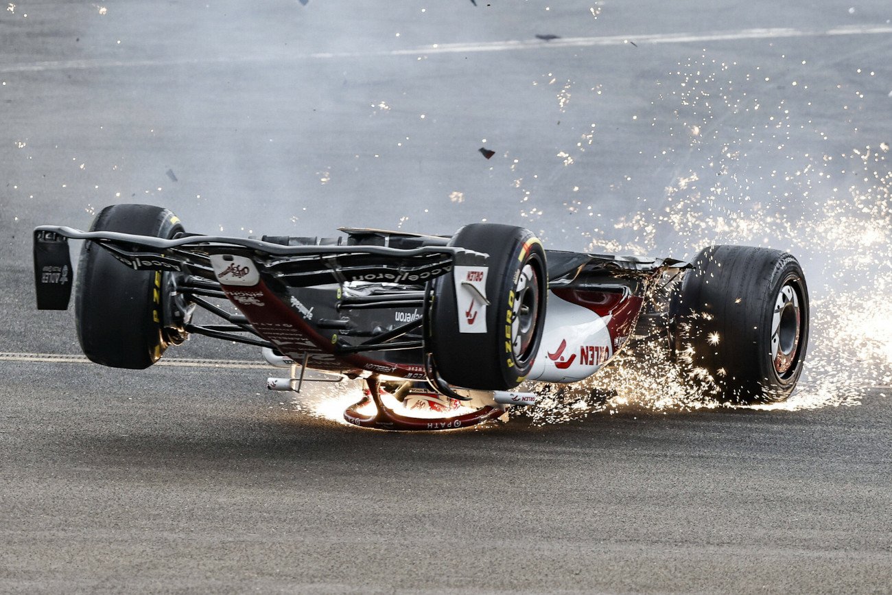 Wypadek na torze Silverstone skończył się szczęśliwie dla Guanyu Zhou. Całość wyglądała jednak przerażająco.