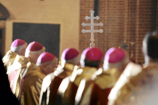Biskupi ostro o warszawskiej deklaracji LGBT. Straszą "gender" i "deprawacją".