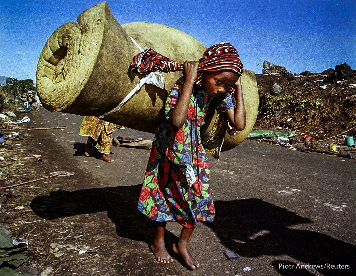 Dziewczynka z plemienia Hutu niesie z sobą cały dobytek. W drodze do Rwandy.