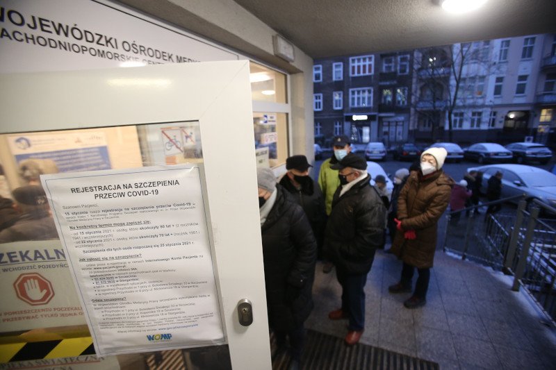 W Łodzi seniorzy czekali przez kilka godzin na mrozie, żeby zarejestrować się na szczepienie przeciw covid-19. (zdjęcie ilustracyjne)