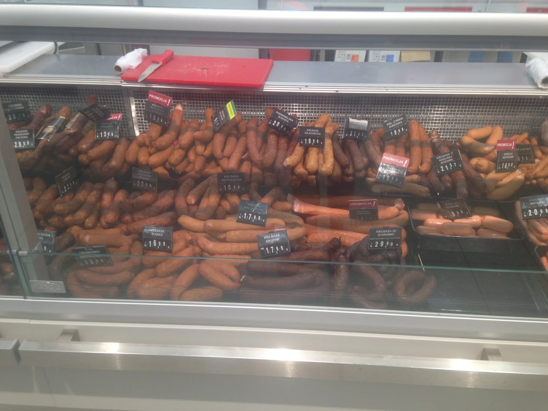 Wędliny w sklepach nie zawsze są tym, co widać za witryną.