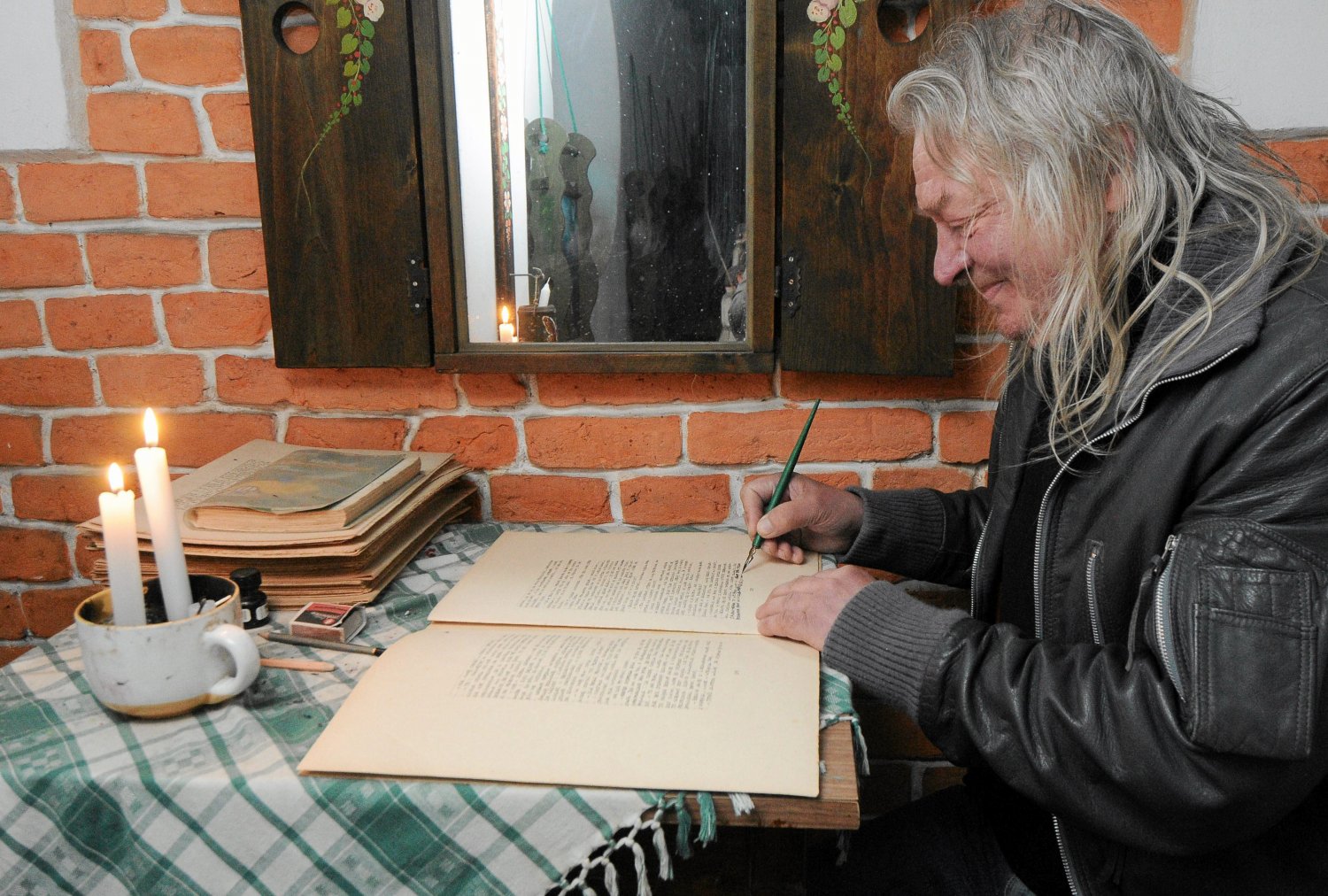 Pan Tadeusz Modrzejewski w trakcie tworzenia rękopisu