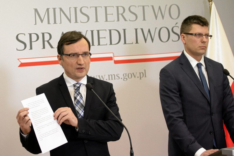 Zbigniew Ziobro i Marcin Warchoł próbują wszystkiego, żeby uzasadnić "reformę" sądownictwa. Także pomijania faktów.