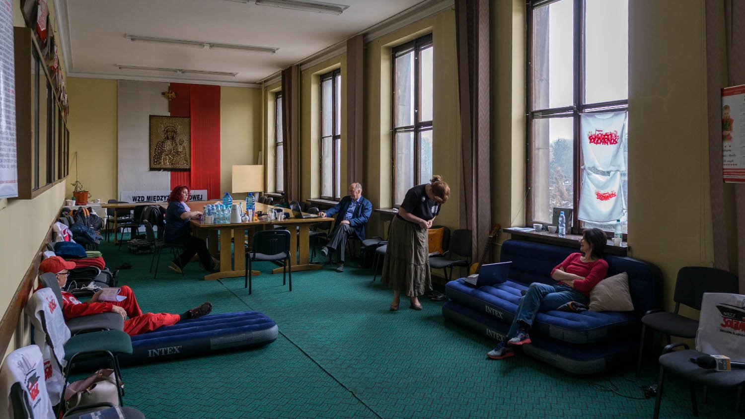 Głodujący dzień i noc spędzają w tej sali w kuratorium.